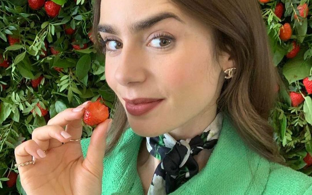 Intip Gaya Makeup Minimalis ala Lily Collins, Pemeran Serial ‘Emily in Paris’